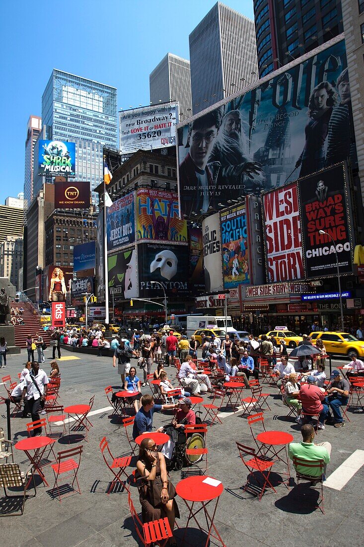 RED TABLES PEDESTRIAN PLAZA TIMES SQUARE … – License image – 70441728 ...