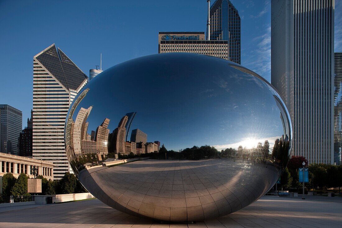 SKYLINE REFLECTED IN CLOUDGATE SCULPTURE DOWNTOWN CHICAGO ILLINOIS USA
