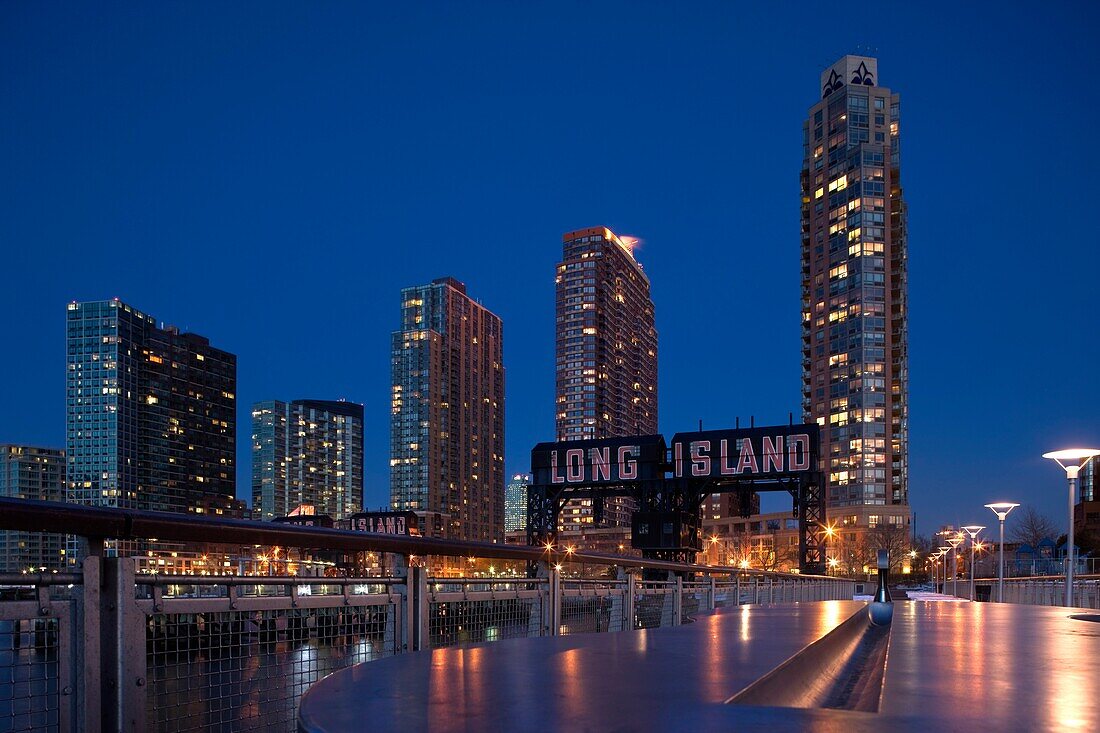 TALL APARTMENT BUILDINGS LONG ISLAND CITY, WATERFRONT QUEENS NEW YORK CITY USA