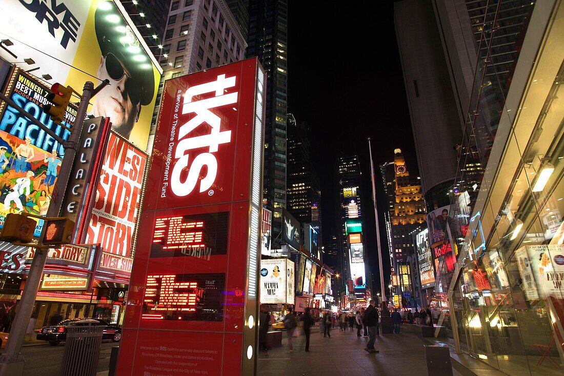 TKTS BOOTH TIMES SQUARE MIDTOWN MANHATTAN NEW YORK USA