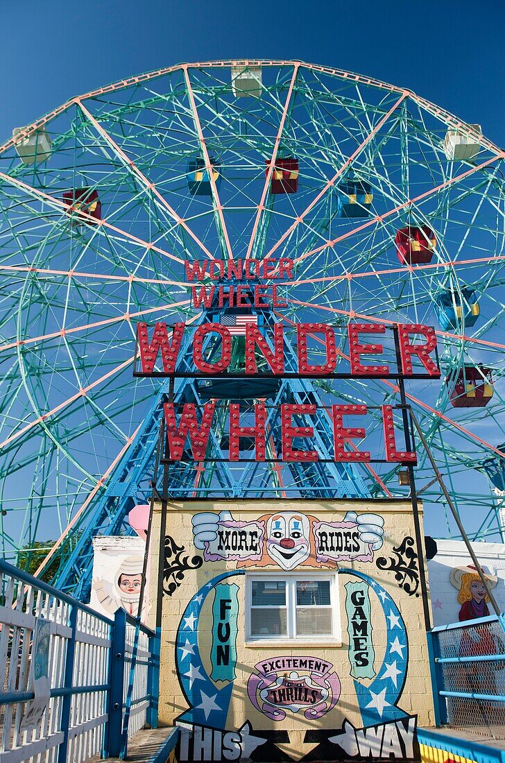 WONDER WHEEL SIGN DENO'S WONDER WHEEL AMUSEMENT PARK CONEY ISLAND BROOKLYN NEW YORK USA