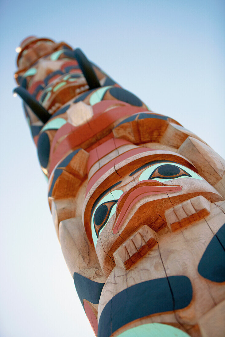 The raven totem pole carved by haida chief simon stiltae resides at cnr station, jasper alberta canada