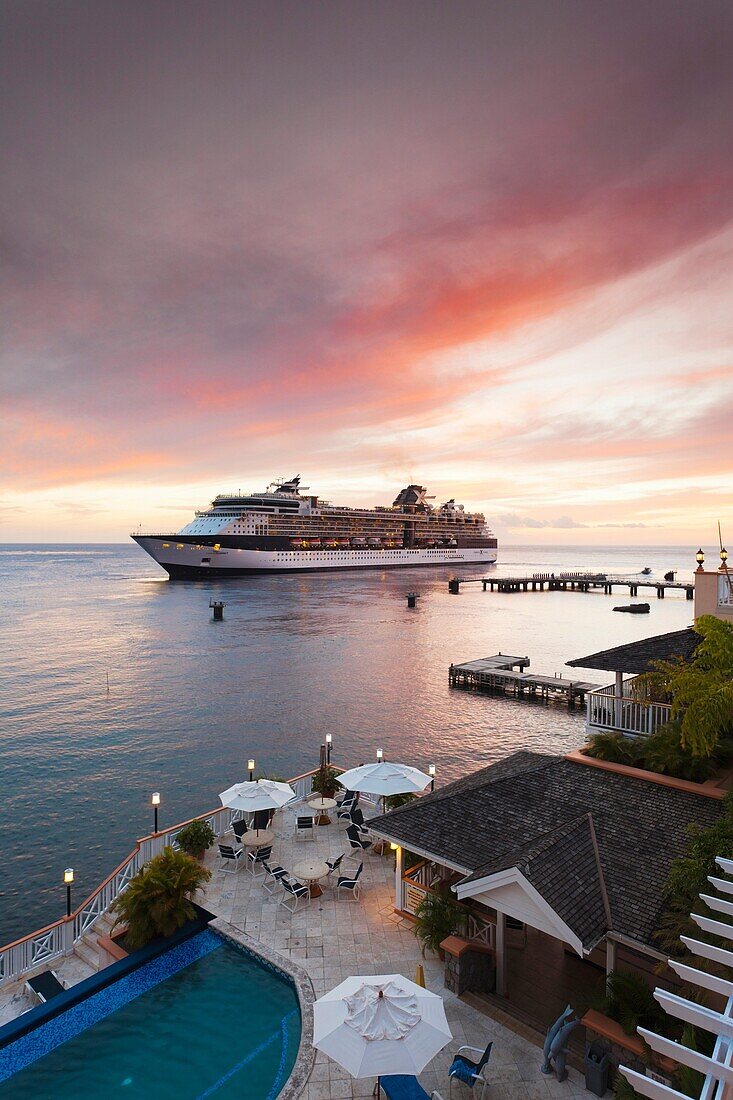 Dominica, Roseau, cruiseship, dusk