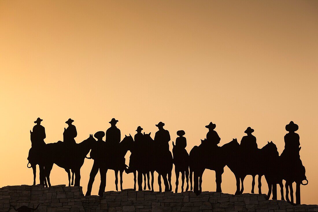 USA, Kansas, Dodge City, cowboy silhouettes, late afternoon