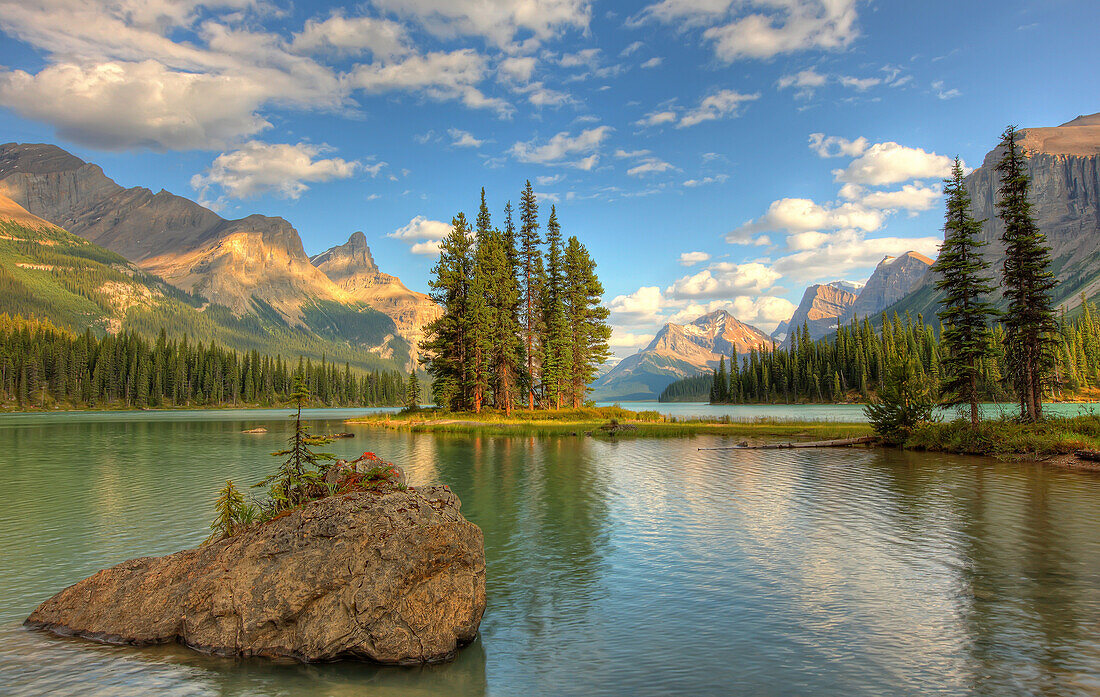 Spirit Island at sunset, Maligne Lake, Jasper National Park, Alberta