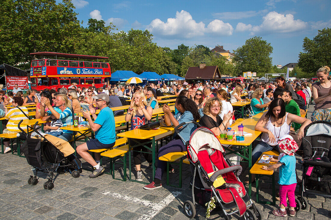 Menschen sitzen draußen und genießen das Unterhaltungsprogramm vom Fürth Festival, Fürth, Franken, Bayern, Deutschland