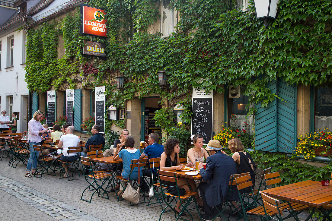Menschen sitzen draußen vor dem Restaurant Kulisse, Erlangen, Franken, Bayern, Deutschland