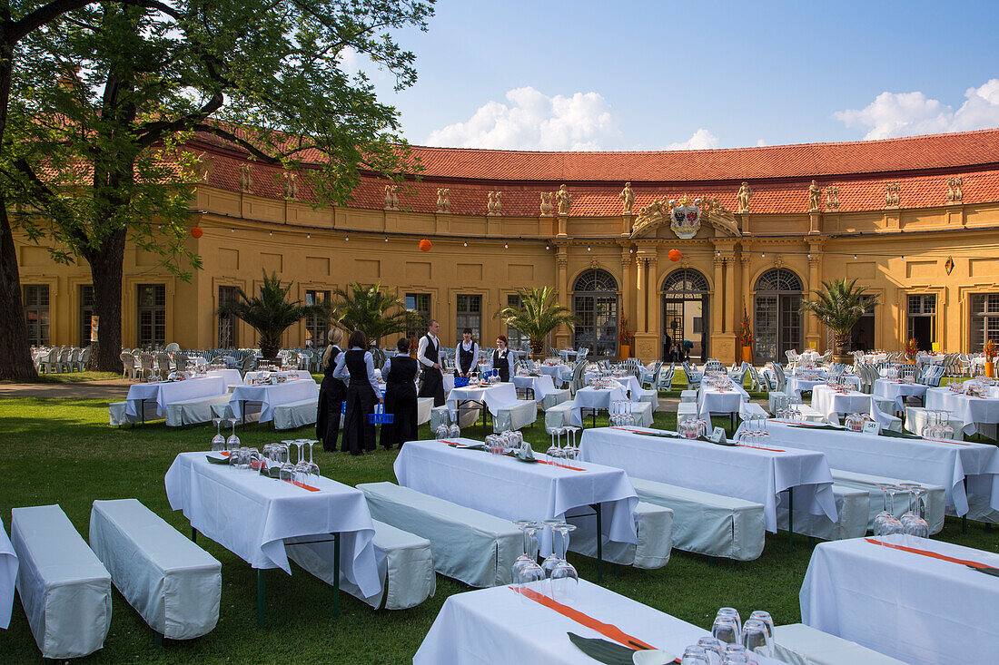 Kellner decken Tische für das elegante Schlossgartenfest der Universität Erlangen im Schlossgarten, Erlangen, Franken, Bayern, Deutschland
