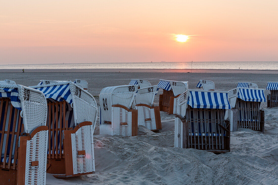 Strandkörbe am Strand bei Sonnenuntergang, Spiekeroog, Ostfriesische Inseln, Nordsee, Ostfriesland, Niedersachsen, Deutschland, Europa