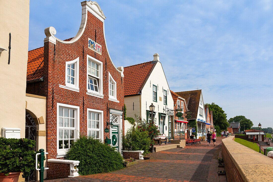 Häuser am Hafen von Greetsiel, Niedersachsen, Norddeutschland, Deutschland, Europa