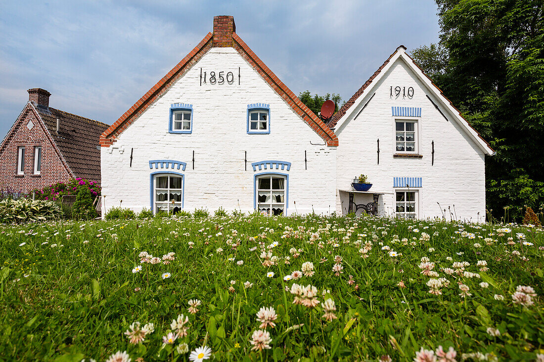 Alte Häuser am Hafen von Greetsiel, Niedersachsen, Norddeutschland, Deutschland, Europa