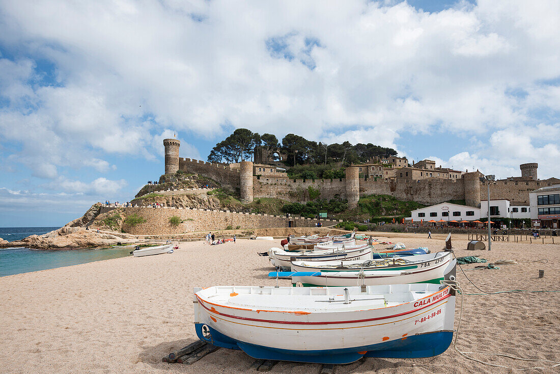 Fisherboote am Strand mit Vila Vella im Hintergrund, Tossa de Mar, Costa Brava, Spanien