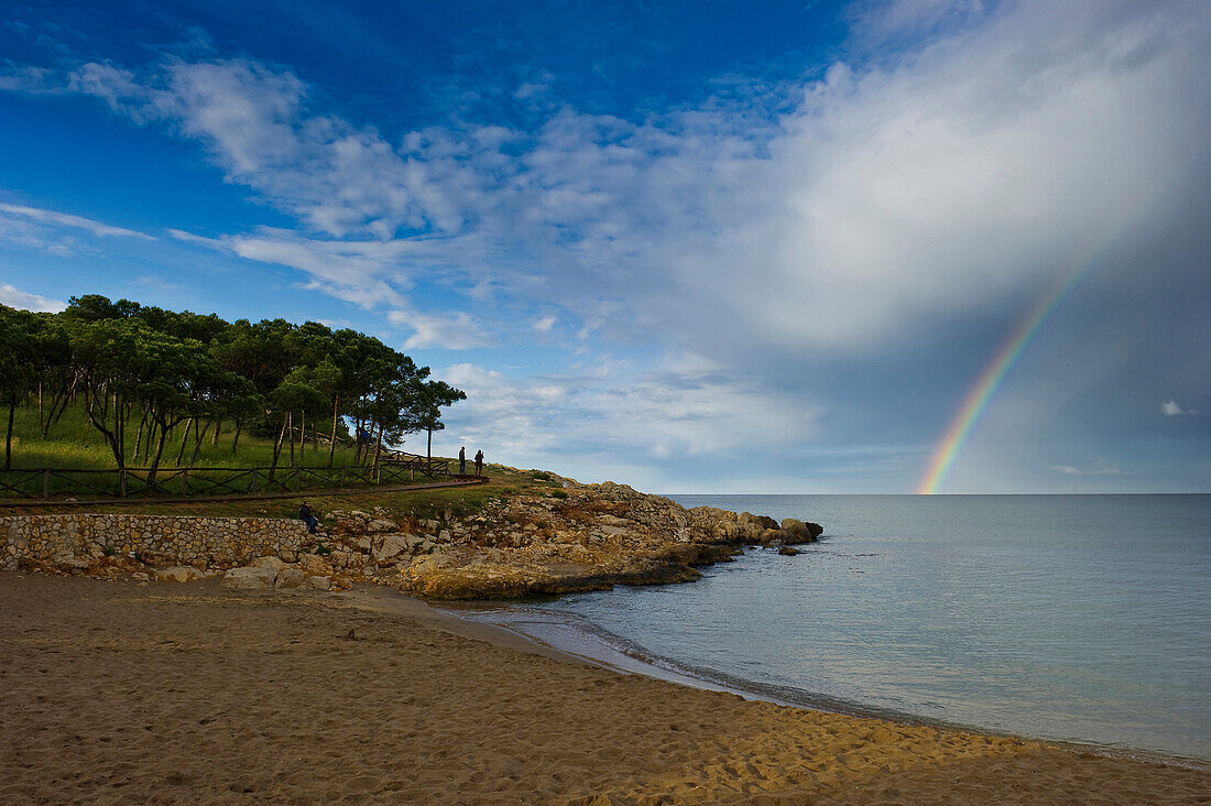 Strand und Regenbogen bei L´Escala, Costa Brava, Spanien