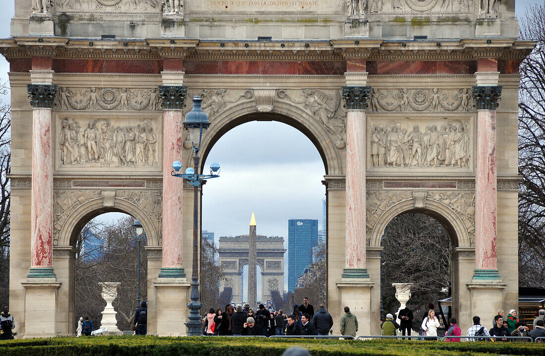 Blick durch den Arc de Triomphe du Carrousel über den Arc de Triomphe bis La Défense, Paris, Frankreich