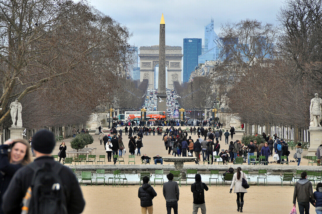 Jardin des Tuileries mit Blick über den Arc de Triomphe bis La Défense, Paris im Winter, Frankreich