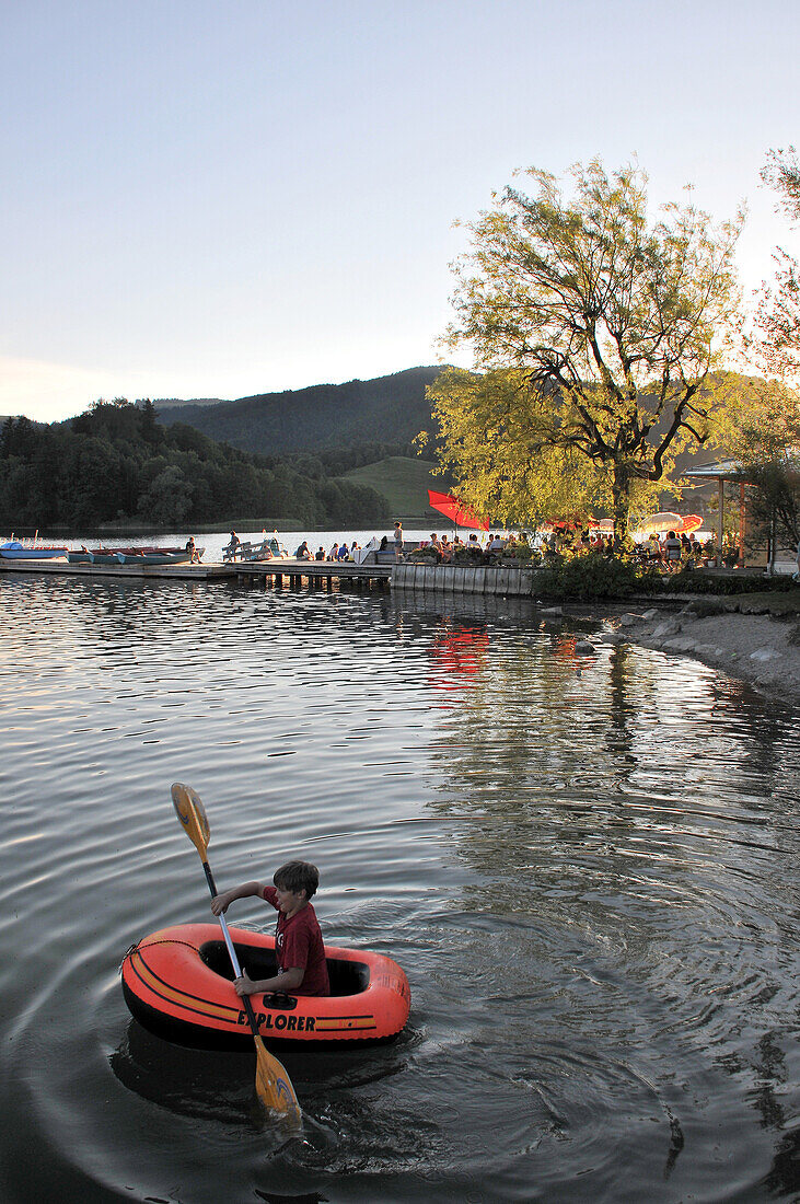 Junge im Paddelboot, Bootsverleih in Schliersee am Schliersee, Bayern, Deutschland