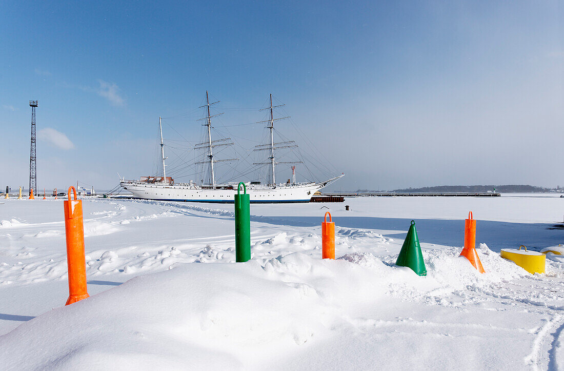 Die Gorch Fock im Stralsunder Hafen am Strelasund, Hansestadt Stralsund, Mecklenburg-Vorpommern, Deutschland