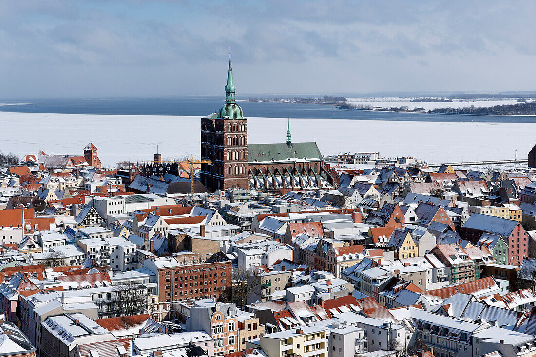 Blick von der Marienkirche auf Stralsund, Nikolaikirche, Strelasund, Insel Rügen, Hansestadt Stralsund, Mecklenburg-Vorpommern, Deutschland