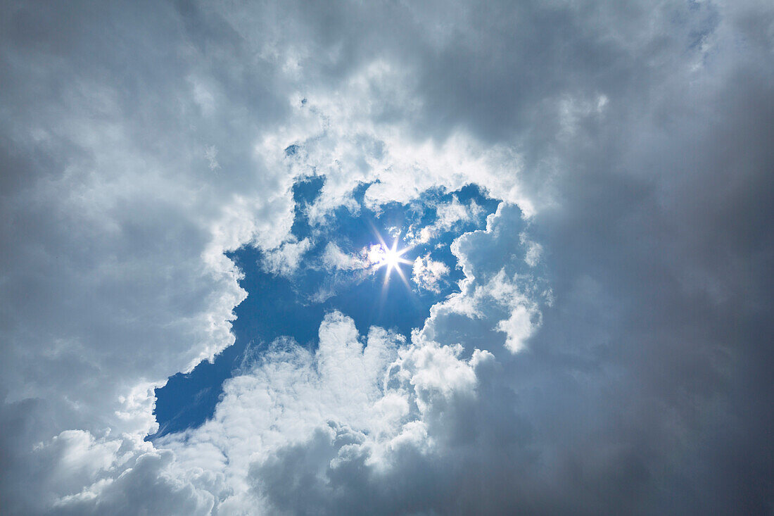 Sonne scheint durch eine Wolkenlücke, Bayern, Deutschland