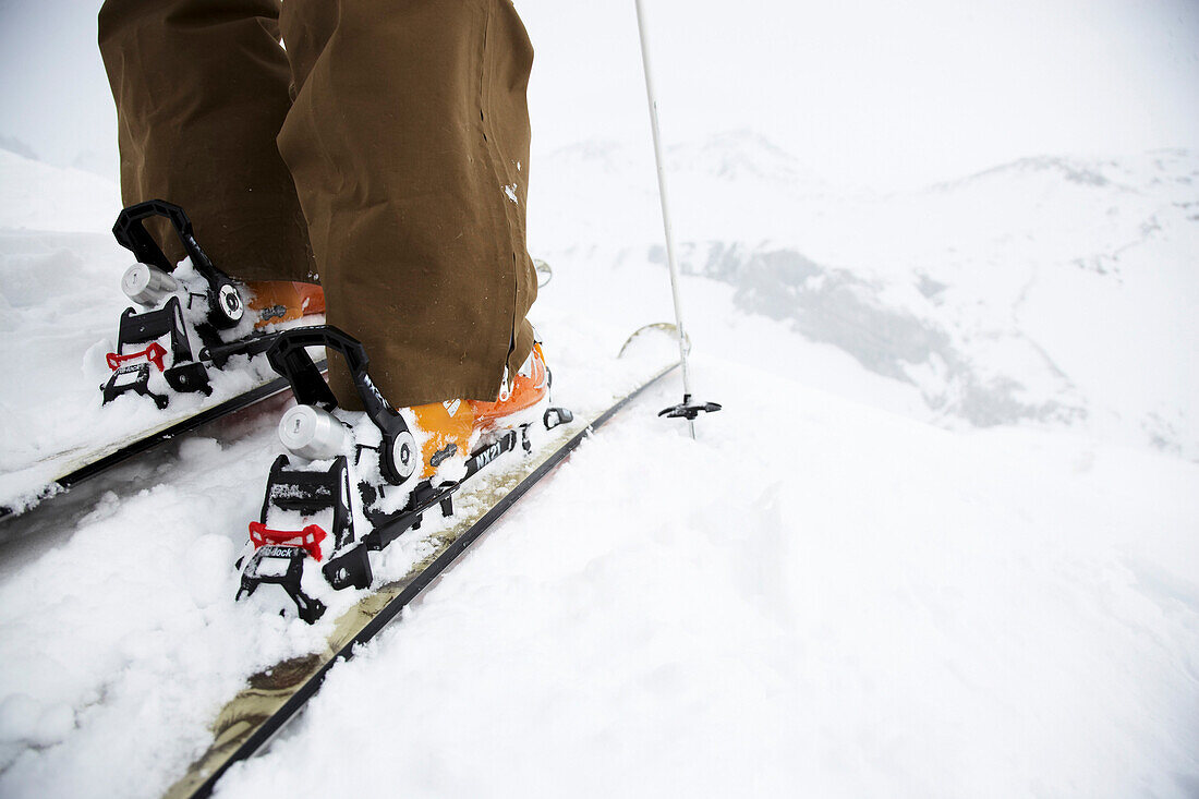 Nahaufnahme von einem Skifahrer vor Abfahrt im Tiefschneehang, Flims, Graubünden, Schweiz