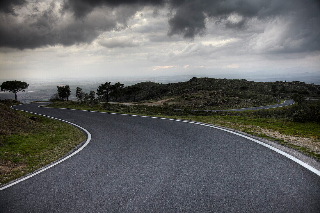 Kurvige Strasse bei Gewitter, Cap de Creus, Katalonien, Spanien