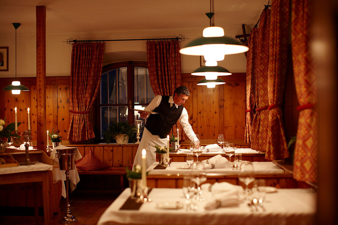 Kellner deckt Tisch in einem Restaurant, Karthaus, Schnalstal, Südtirol, Alto Adige, Italien
