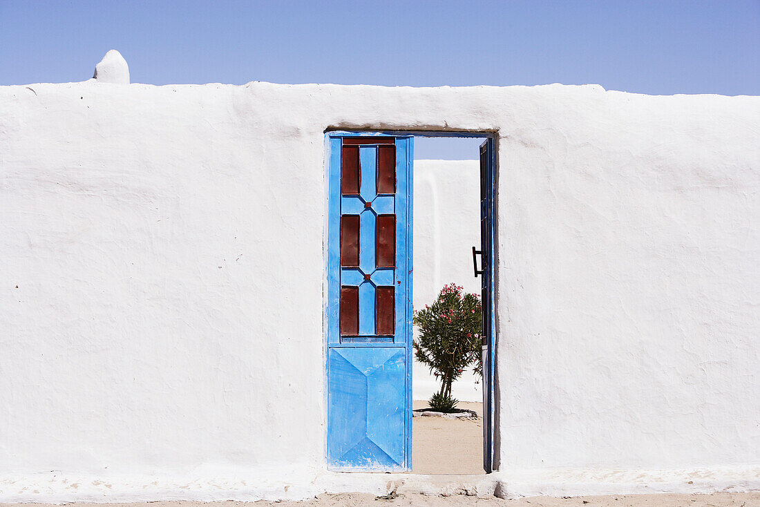 Blick durch eine blauer Tür in einen Innenhof, Dunqula, asch-Schamaliyya, Sudan