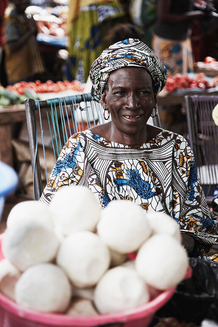 Frau verkauft Seife auf einem Markt, Yanfolila, Sikasso, Mali