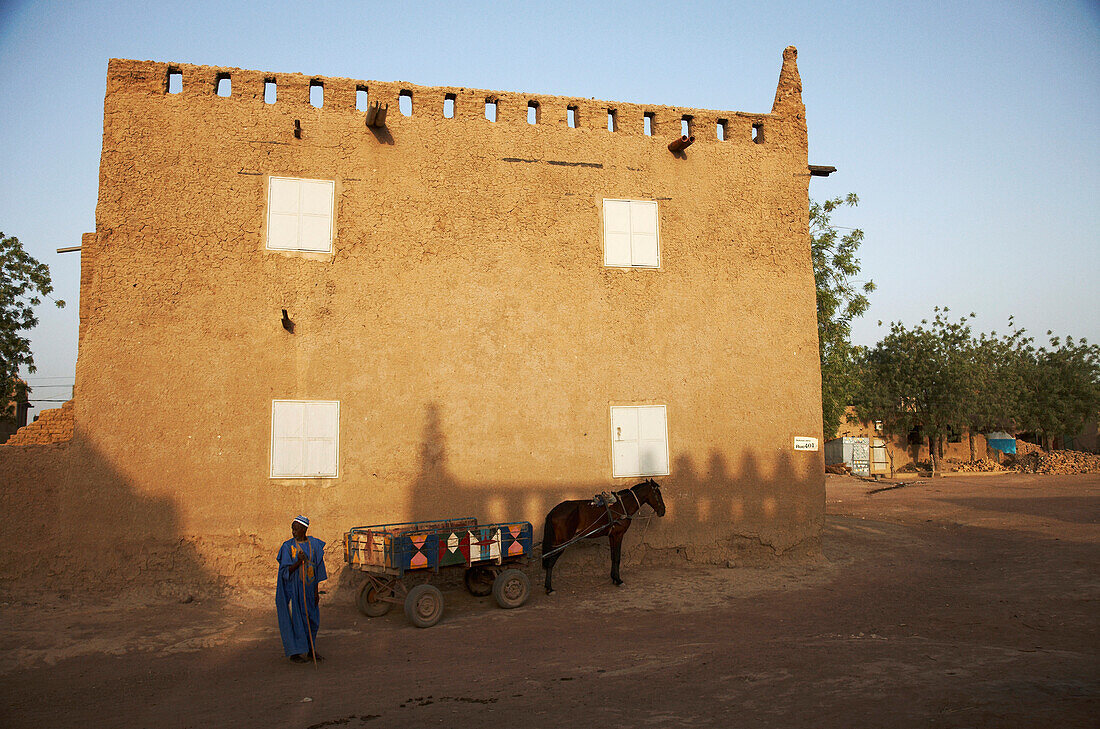 Mann mit einem Pferdekarren vor einem Lehmhaus, Djenne, Region Mopti, Mali