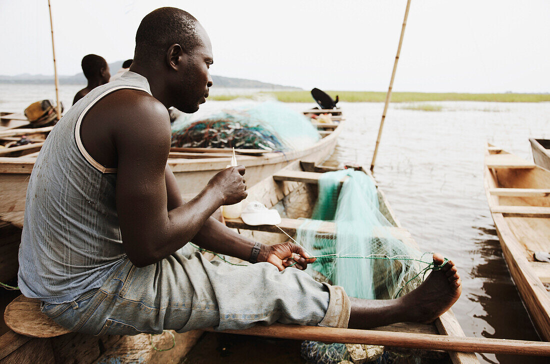 Fischer beim Netze flicken, Volta-Stausee, Asuogyaman District, Ghana