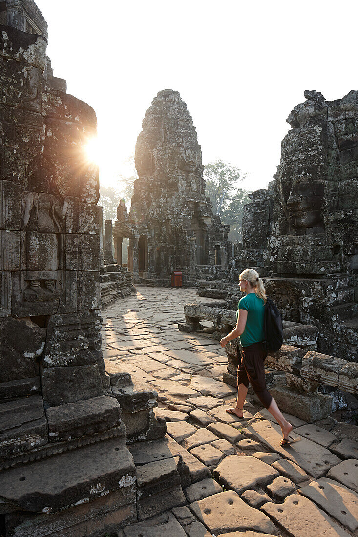 Besucherin im Bayon Tempel, Angkor Archäologischer Park, Siem Reap, Kambodscha