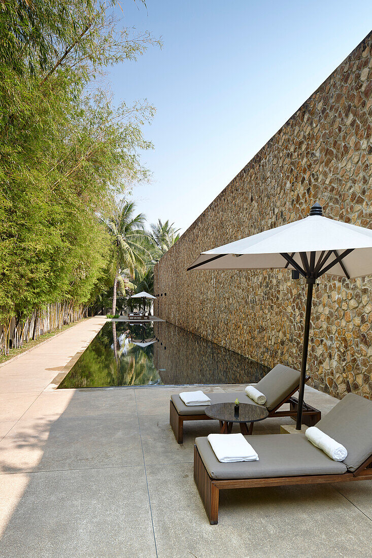 Sonnenliegen am Lap Pool, Amansara Hotel, Siem Reap, Kambodscha