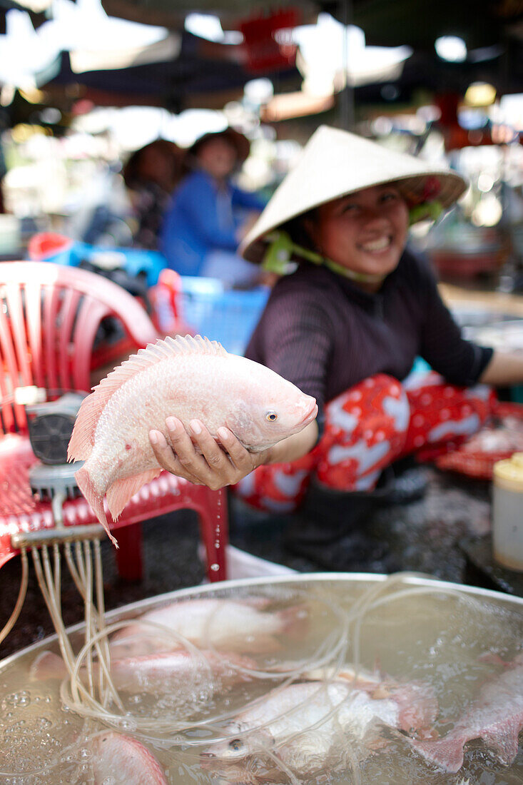 Verkäuferin bietet lebenden Zuchtfisch auf dem Markt an, Sa Dec, Dong Thap, Vietnam