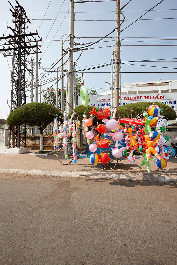 Spielzeughändler mit einem Lastenfahrrad, Long Xuyen, An Giang Provinz, Vietnam