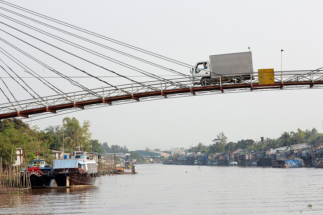 Hängebrücke über Mekong Kanal, Long Xuyen, An Giang Provinz, Vietnam