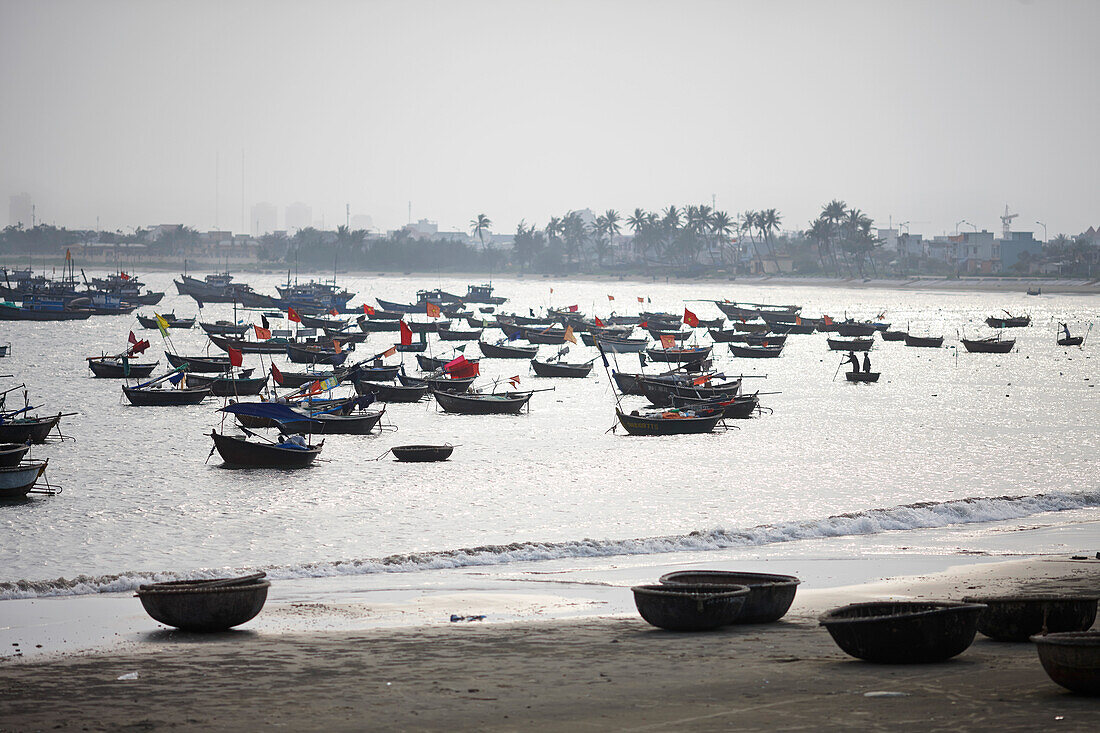 Fischerboote am Strand von Da Nang, Vietnam