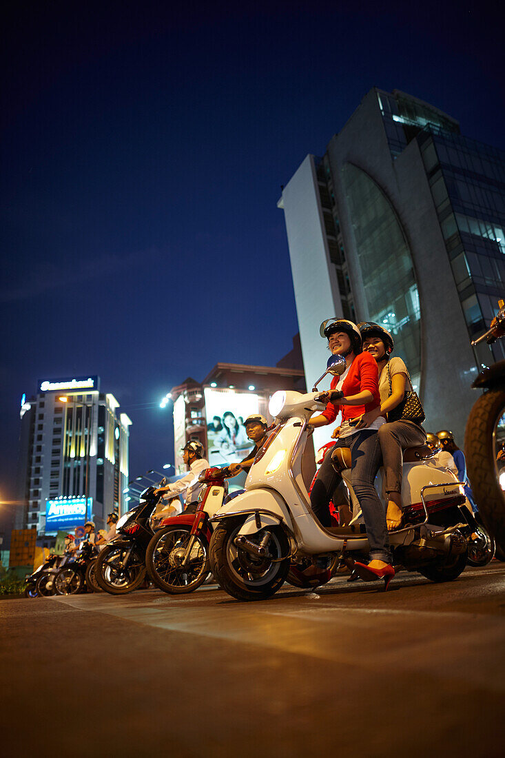 Rollerfahrer an einer Ampel bei Nacht, Ho-Chi-Minh Stadt, Vietnam