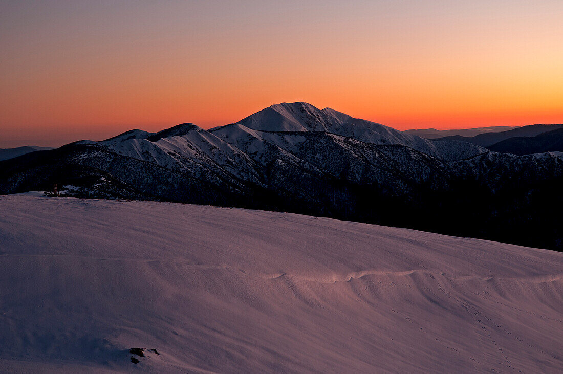 Blick von der Great Alpine Road zum Mt. Feathertop, Alpine Nationalpark, Victoria, Australien