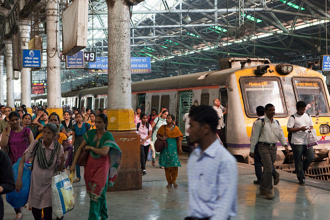 Buntes Treiben bei Ankunft eines Zuges im Victoria Terminus, Bombay, Maharashtra, Indien