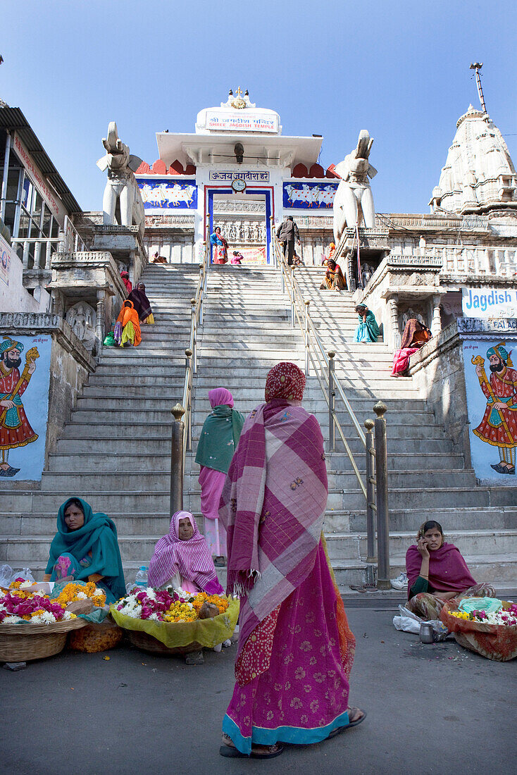 Stufen zum Jagdish Tempel mit Inderinnen in Saris die Opfergaben verkaufen, Udaipur, Rajasthan, Indien