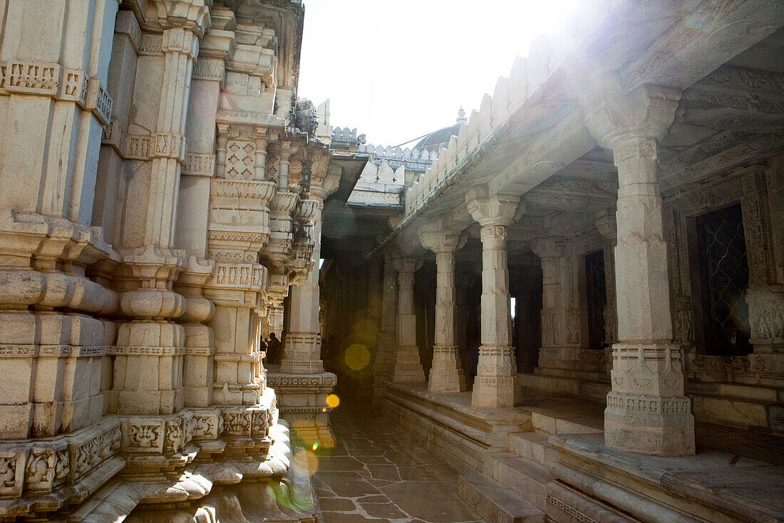 Sonnenstrahlen fallen in den jainistischen Haupttempels Chaumukha Mandir, Ranakpur, Rajasthan, Indien