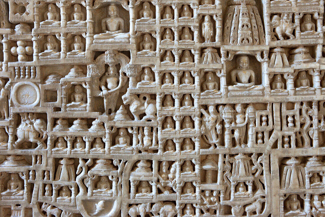 Wandschnitzerei im jainistischen Haupttempel Chaumukha Mandir, Ranakpur, Rajasthan, Indien