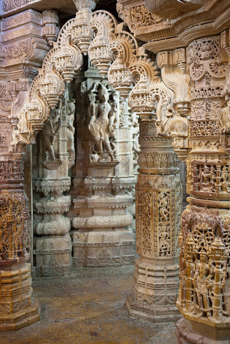Geschnitze Steinsäulen im jainistischen Tempel des Jaisalmer Forts, Jaisalmer, Rajasthan, Indien