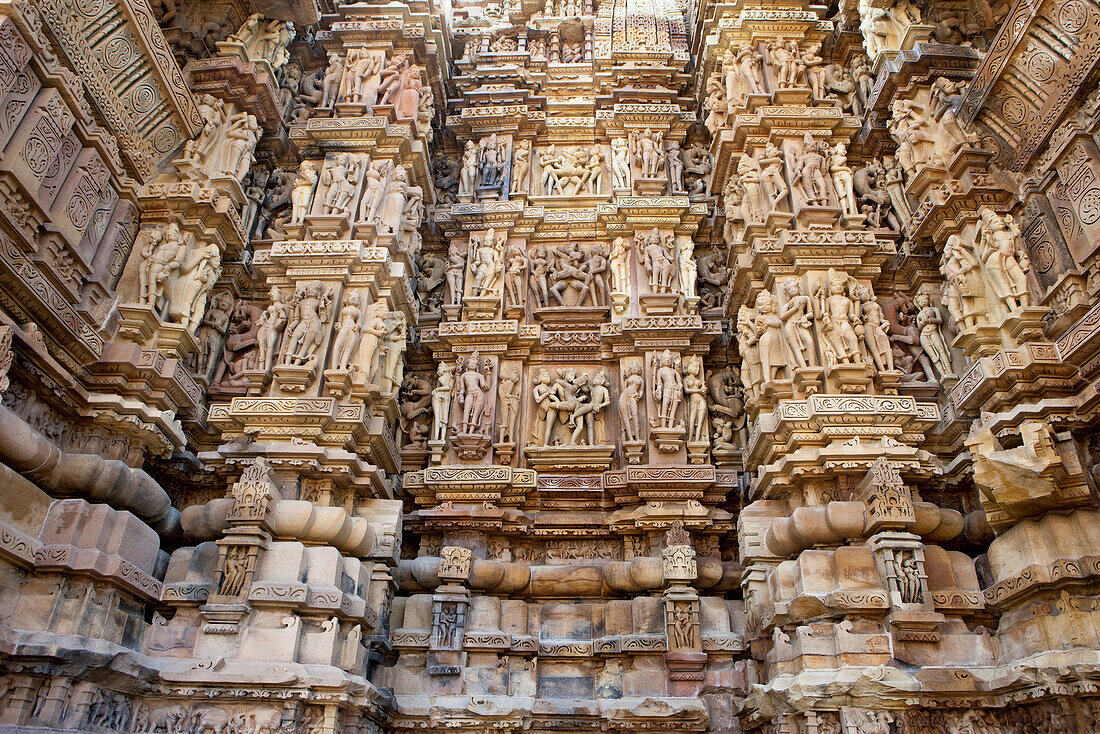 Kamasutra Schitzereien an der Aussenwand eines Tempels, Khajuraho, Madhya Pradesh, Indien
