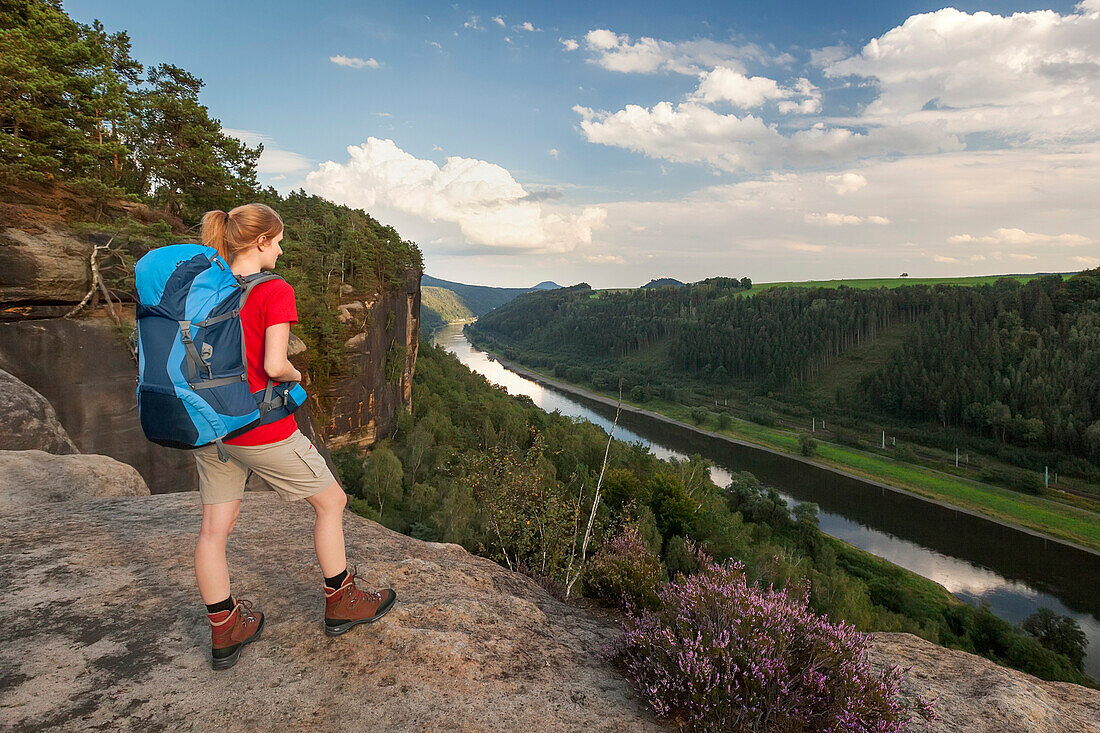 Junge Frau genießt Aussicht über die Elbe, Nationalpark Sächsische Schweiz, Sachsen, Deutschland