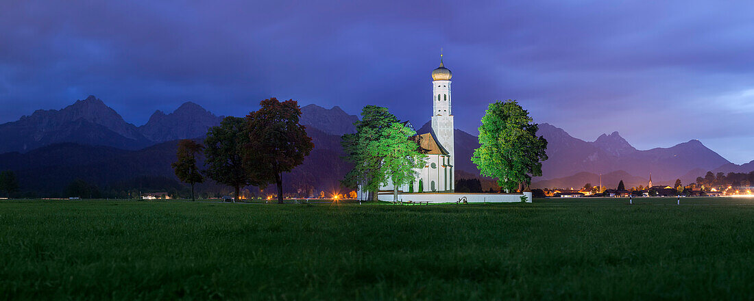 Kirche St. Coloman mit Tannheimer Gebirge im Hintergrund, Schwangau, Allgäu, Bayern, Deutschland