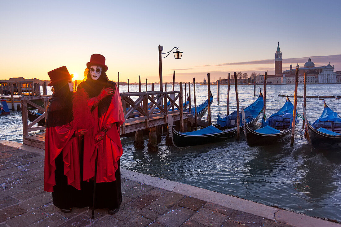 Paar in Kostümen und Masken, Karneval in Venedig, Venezien, Italien