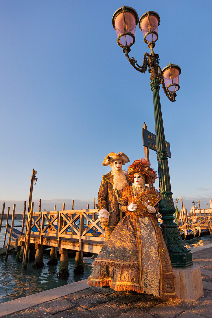 Paar in Kostümen und Masken, Karneval in Venedig, Venezien, Italien