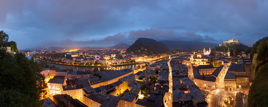 Panorama der Altstadt mit Festung Hohensalzburg am Abend, Salzburg, Salzburger, Österreich