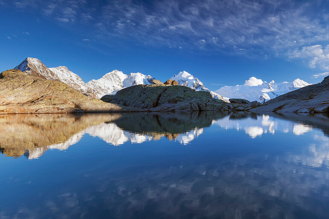 Berninagruppe spiegelt sich in einem Bergsee, Val Roseg, Engadin, Kanton Graubünden, Schweiz